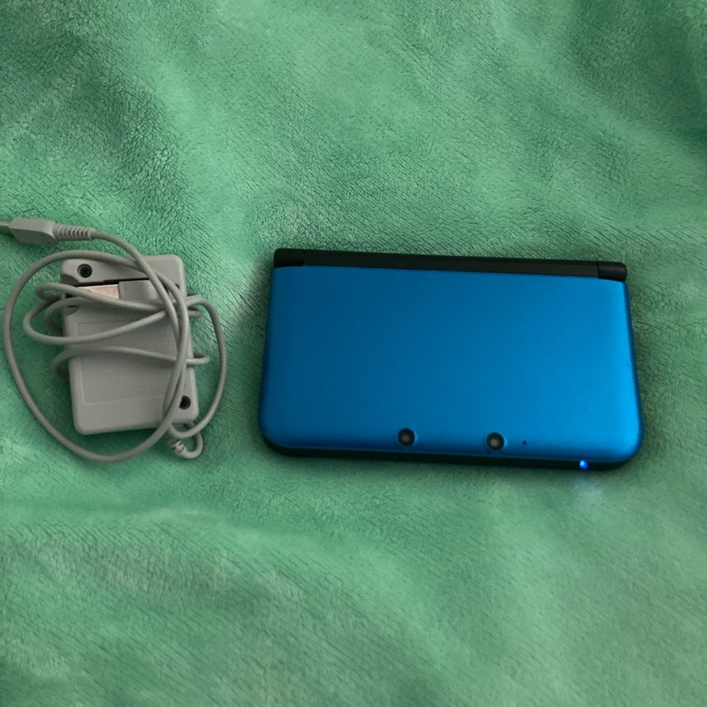 Nintendo DS XL blue